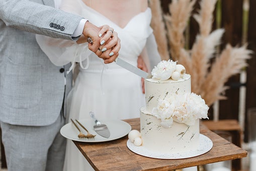 Bride gets huge support after leaving husband over cake prank | The  Independent