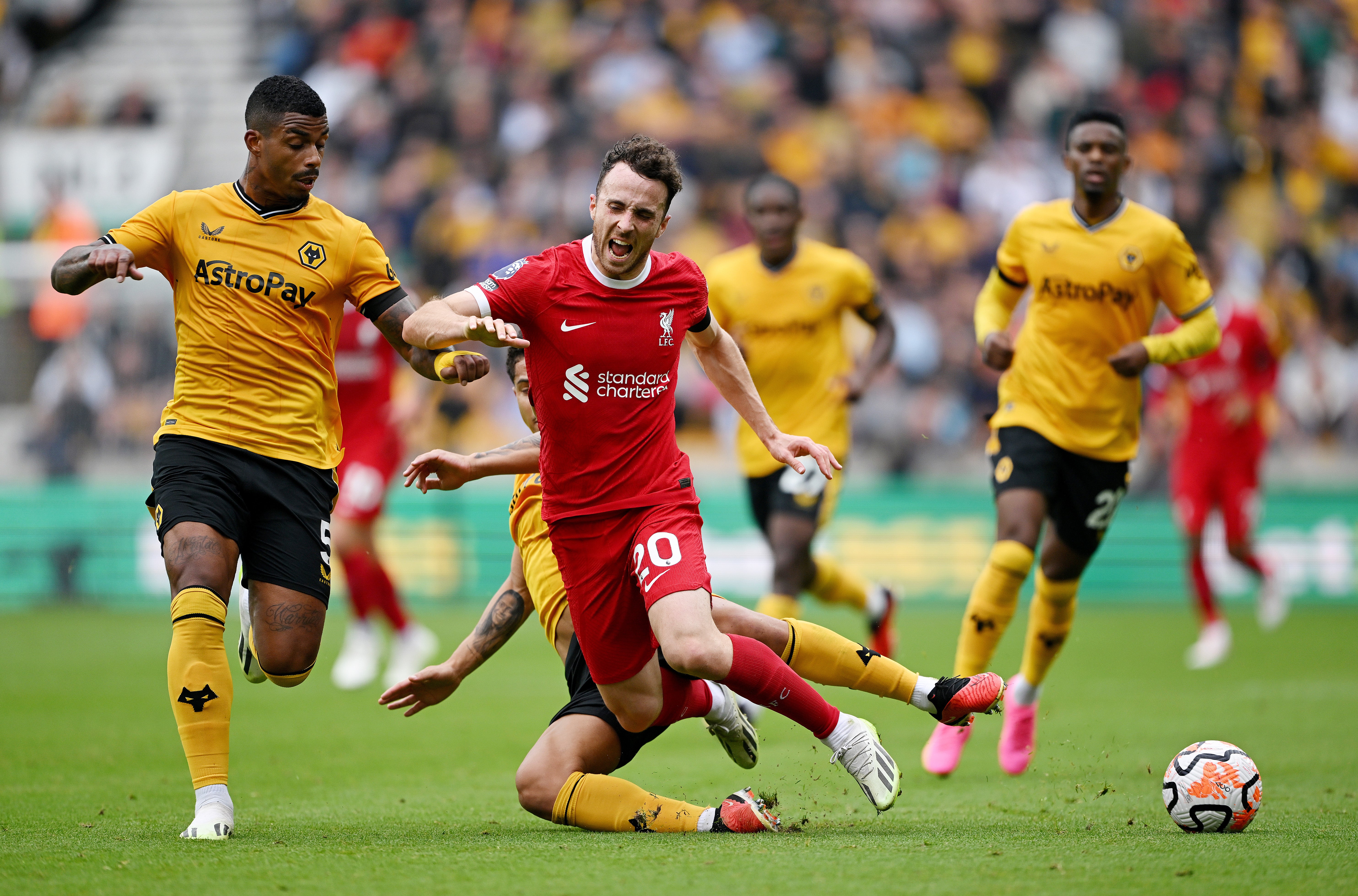 Jota is challenged by Gomes