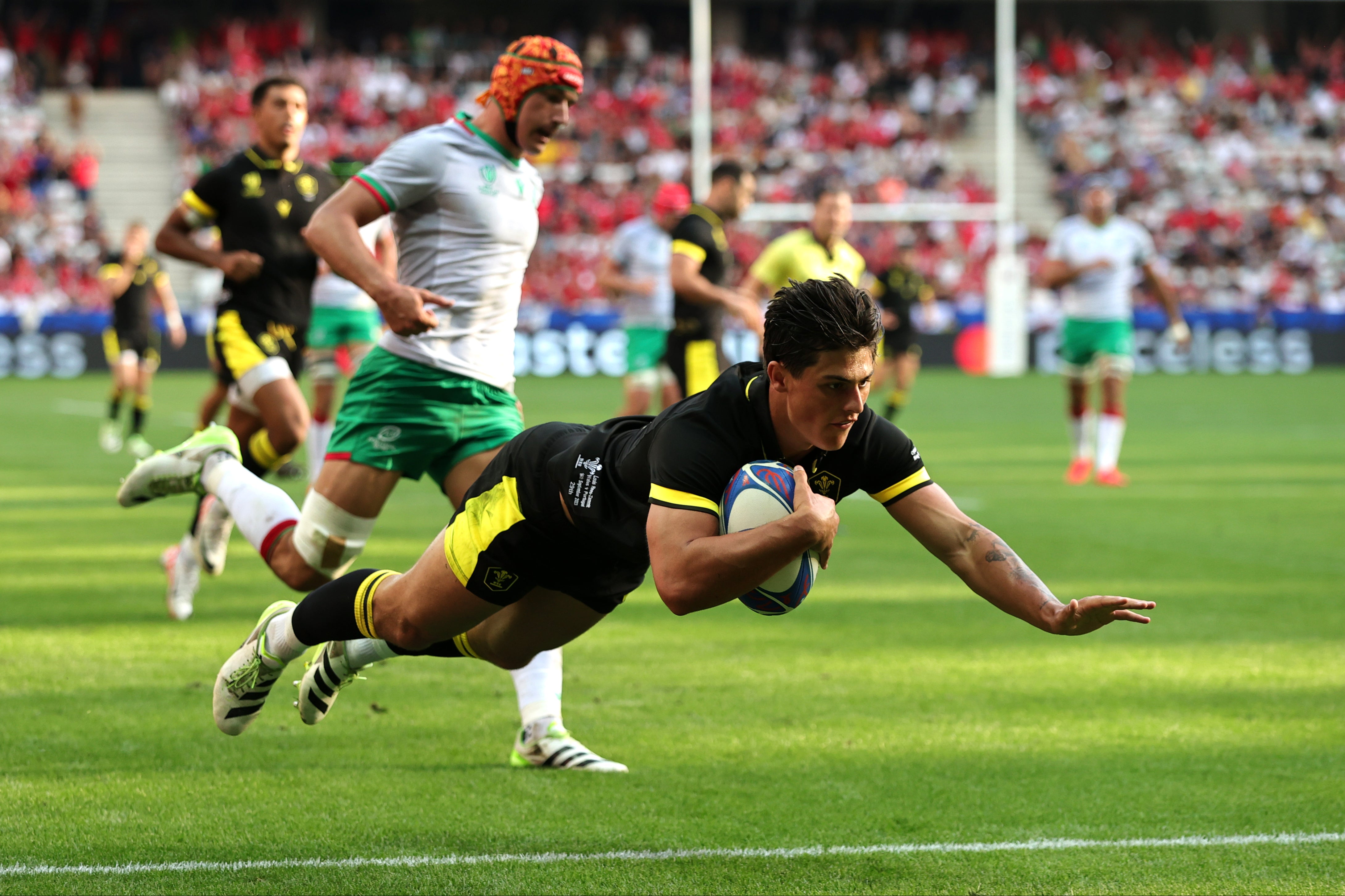 Louis Rees-Zammit scores for Wales