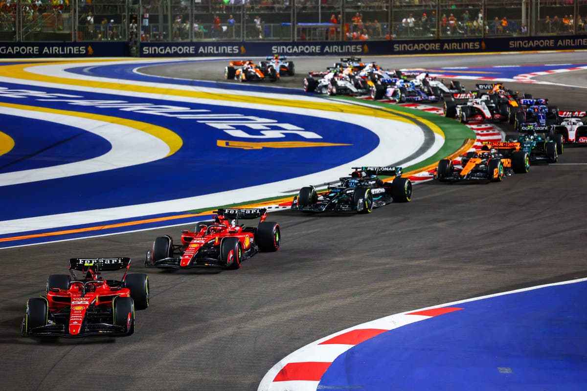 F1 2023 シンガポール GP LIVE: カルロス・サインツがマリーナベイでレースをリードする時間、放送、最新情報
