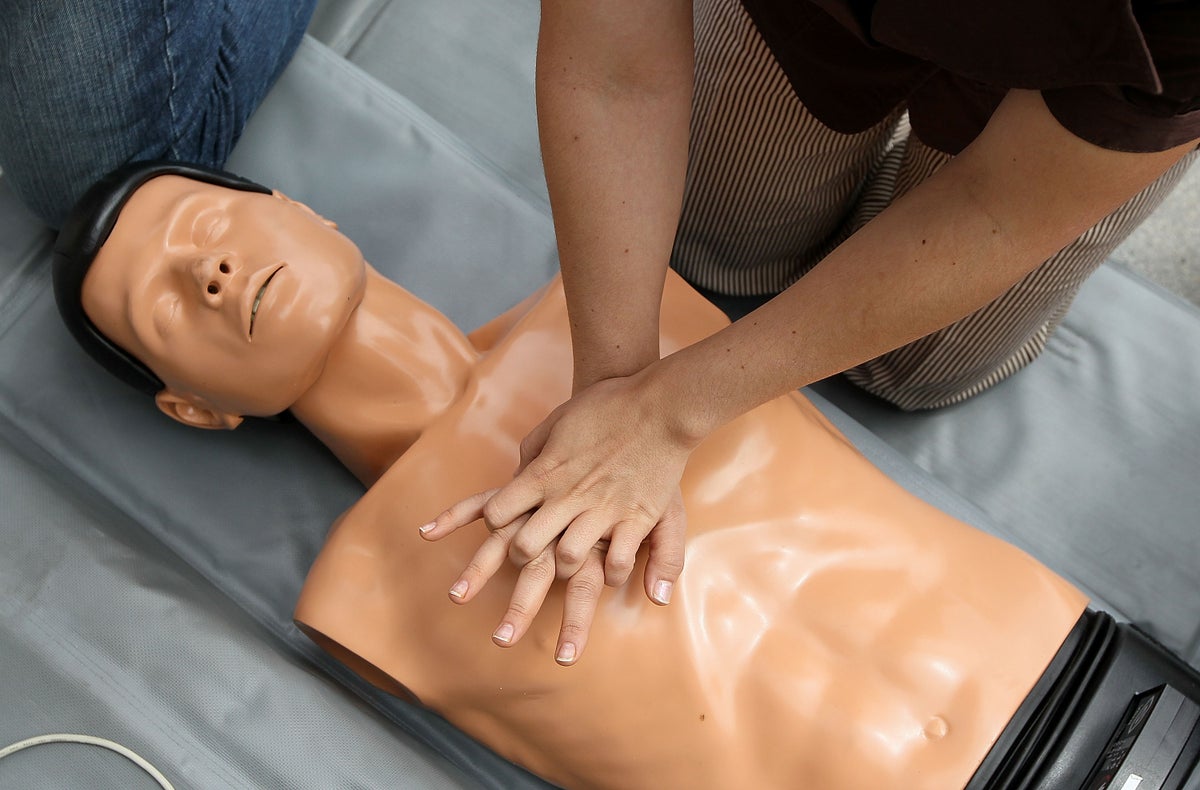 Women less likely than men to receive CPR from strangers, study finds