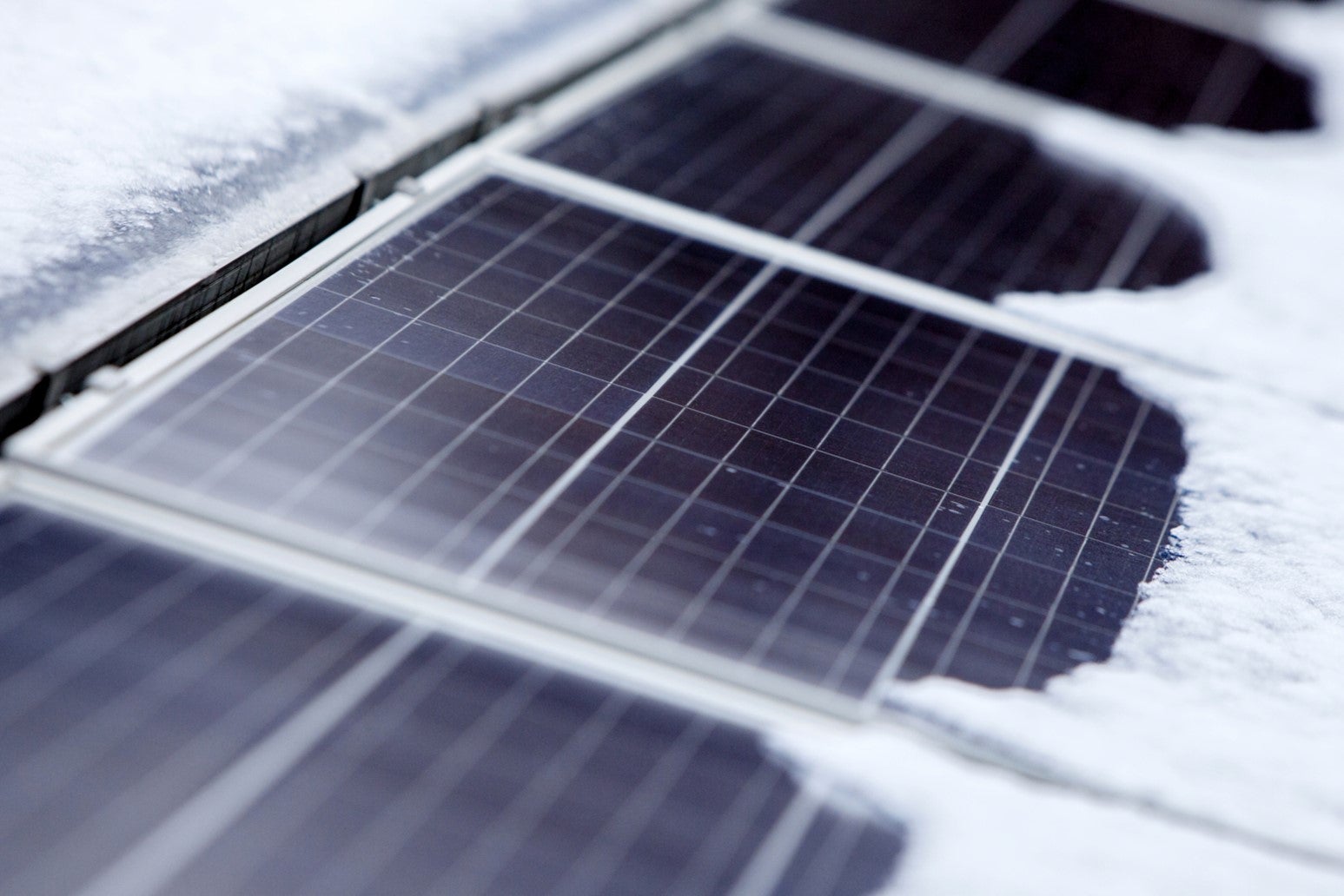 A strip placed at the bottom of solar panels can prevent snow accumulation