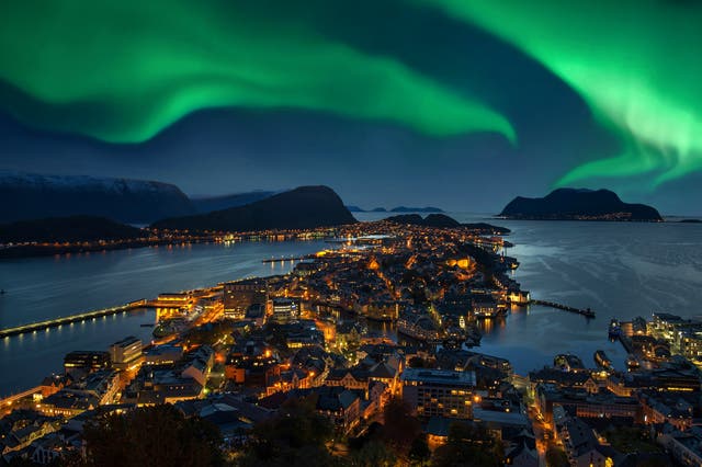 <p>Chase the celestial ballet of the Northern Lights from Troms? to Svalbard  </p>