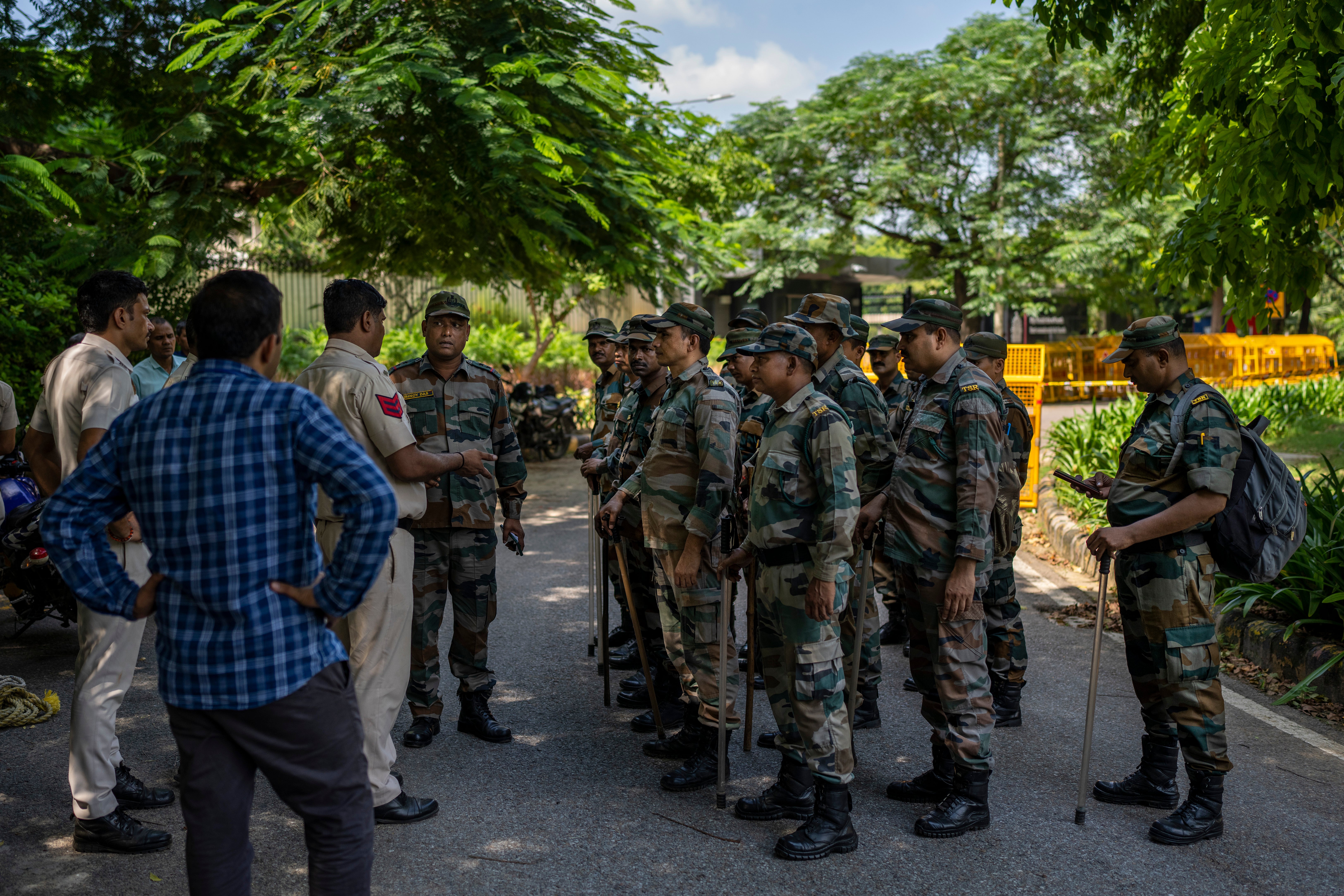 A Delhi police officer briefs a group of Indian paramilitary soldiers outside the Canadian High Commission in Delhi