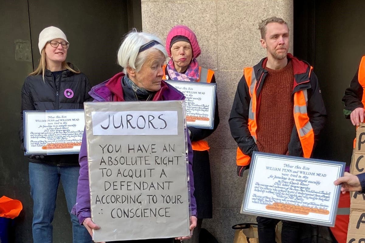Woman to be prosecuted for contempt of court over alleged jury sign