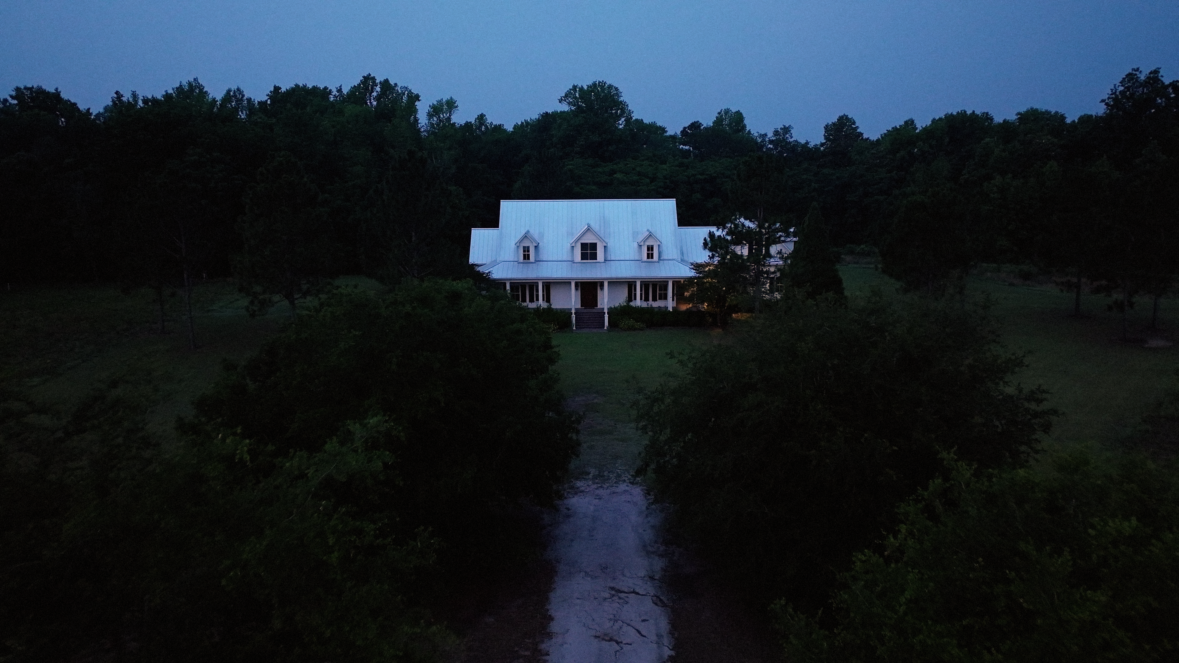 The main house on the Mosell Estate property is up for auction with a starting bid of $1,100,000