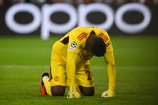 Onana lamentando seu primeiro gol tomado pelo Manchester United em Champions