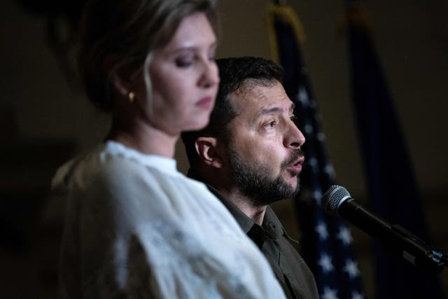 <p>Volodymyr Zelensky addresses guests with his wife Olena Zelenska at the National Archives in Washington, DC</p>