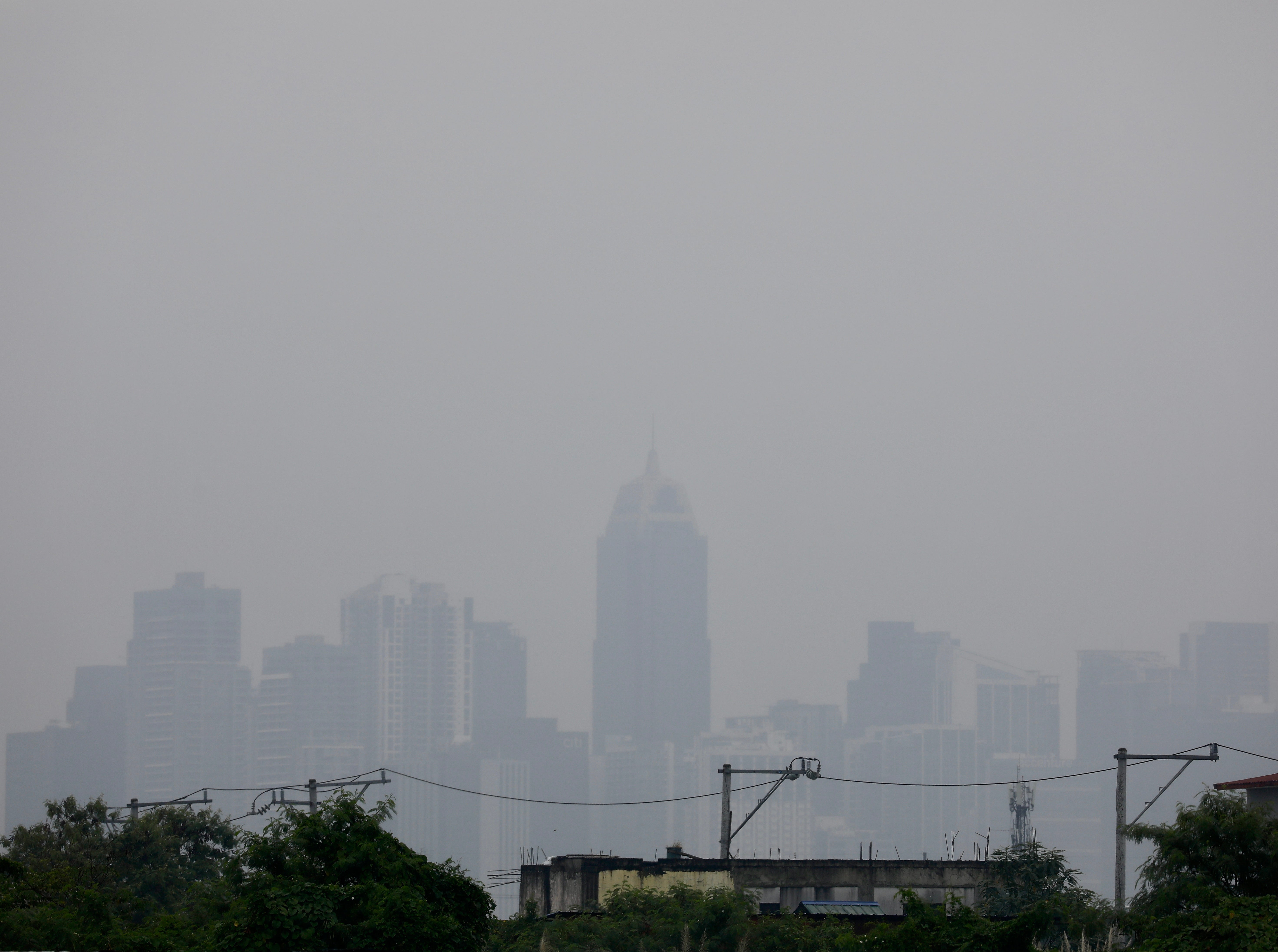 Smog covers Metro Manila and nearby provinces