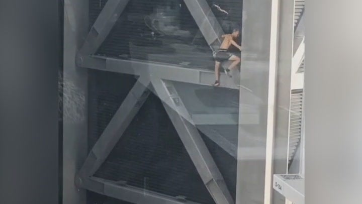 Topless daredevil scales London’s 'Cheesegrater' skyscraper with no ropes