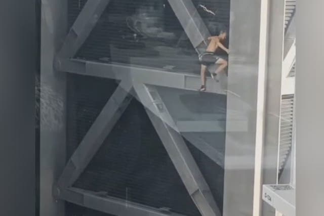 <p>Topless daredevil scales London’s 'Cheesegrater' skyscraper with no ropes</p>