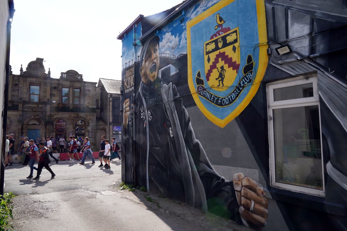 Burnley vs Manchester United LIVE: Premier League team news, as Jonny Evans starts for the visitors