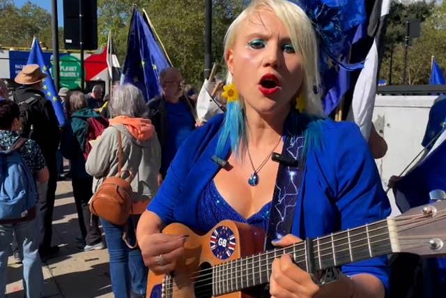 <p>Pro-European Union protester dressed in blue entertains large crowds at London rally with a song.</p>