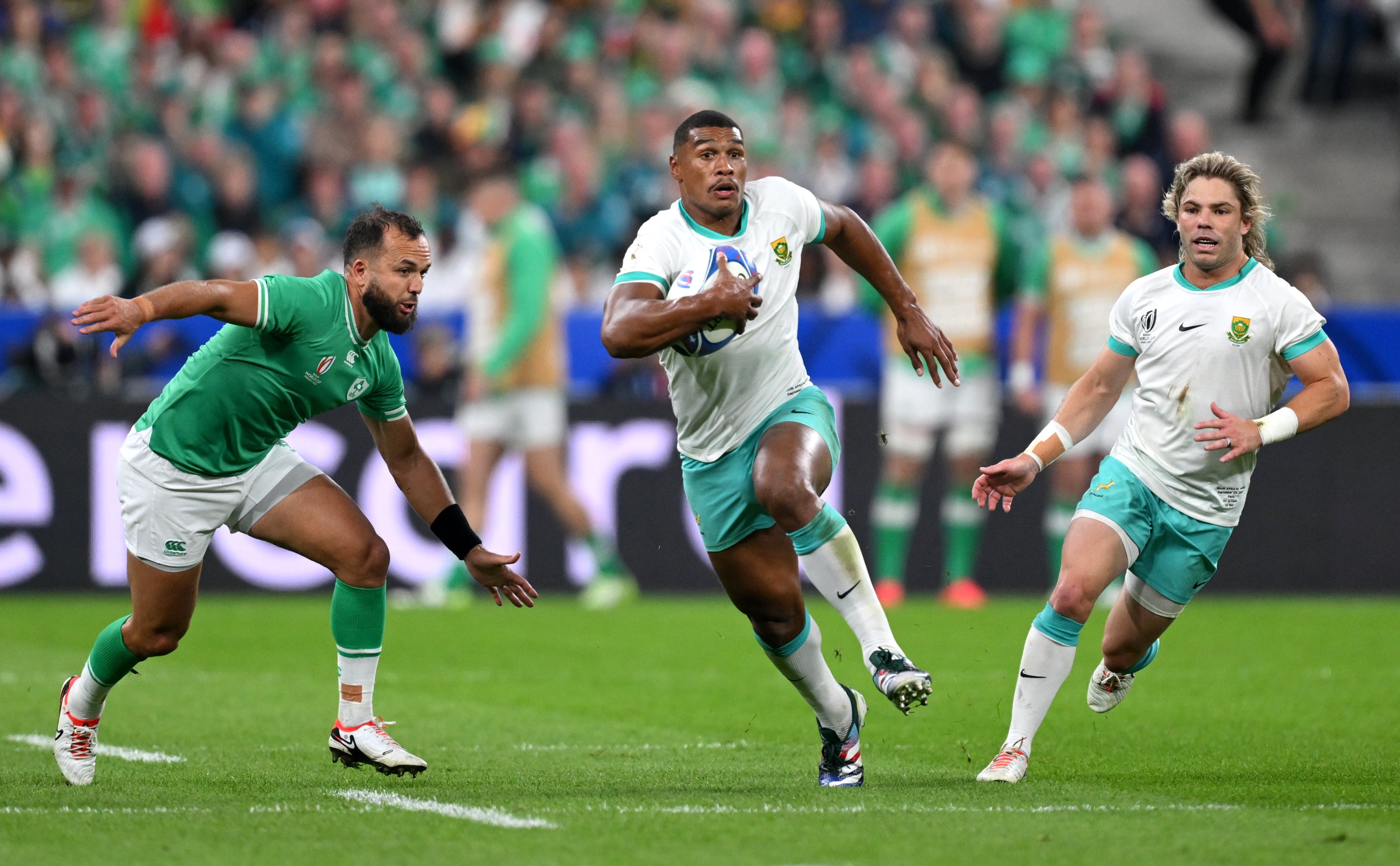 Damian Willemse of South Africa runs with the ball