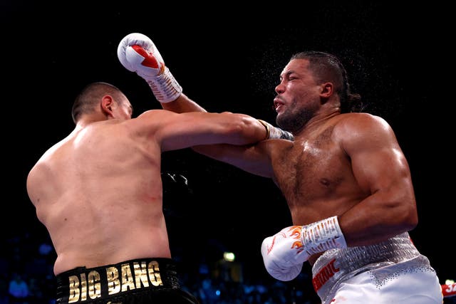 <p>Zhilei Zhang stops Joe Joyce with a right hook at the end of Round 3</p>