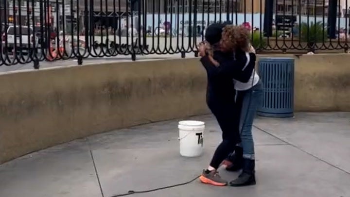 <p>Busker’s reaction as she realises woman who tipped her is Kelly Clarkson.</p>