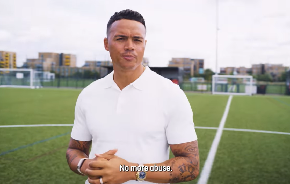 Jenas apologises for abusing referee