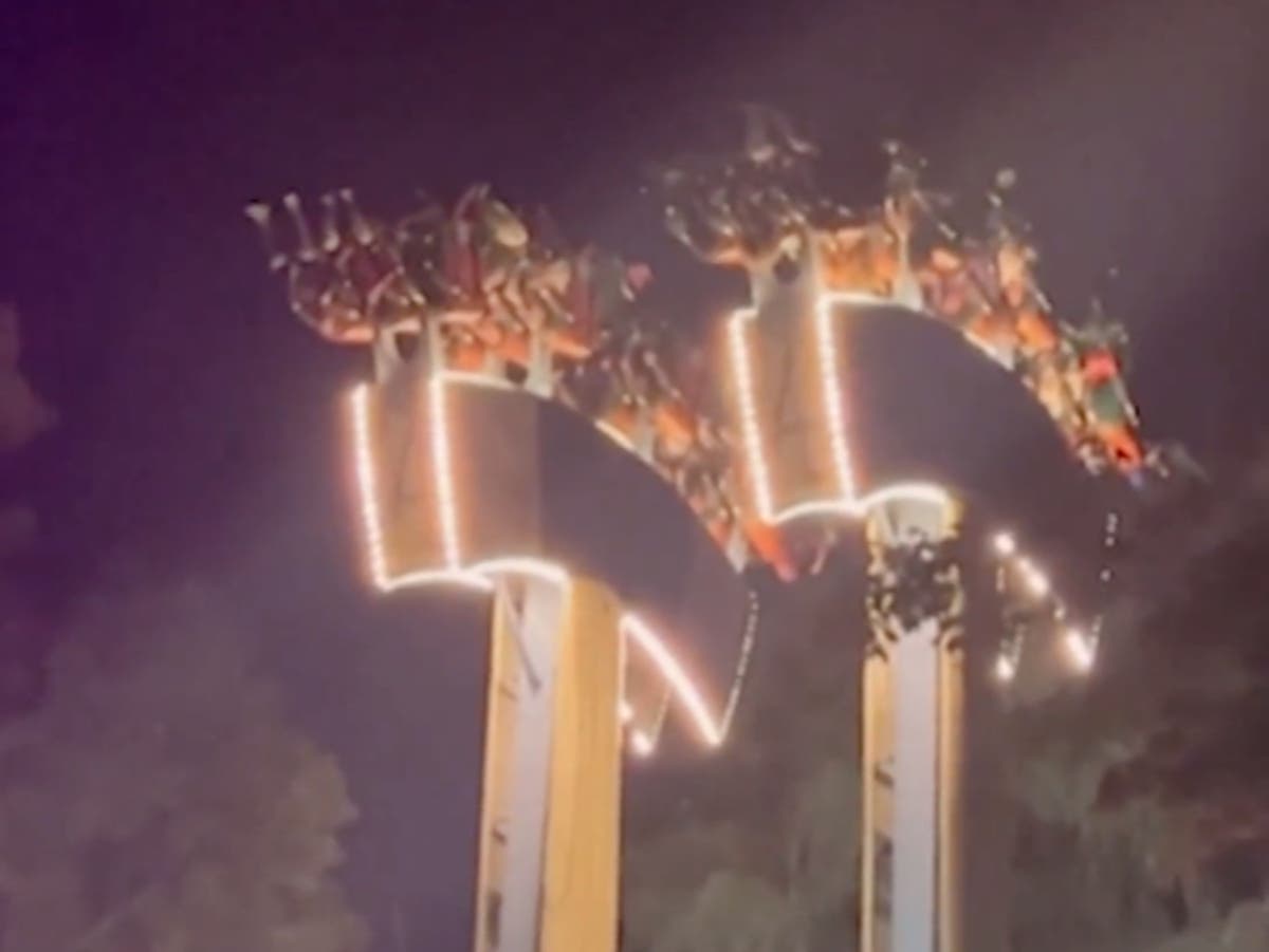 Thrill-seekers left dangling upside down for 30 minutes on amusement park ride Thrill-seekers left dangling upside down for 30 minutes on amusement park ride