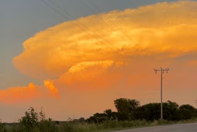 <p>Mushroom-shaped cloud over Oklahoma city</p>