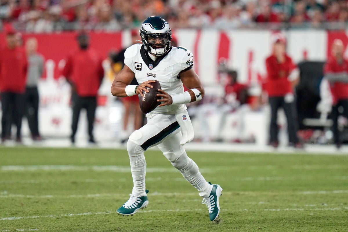 Philadelphia Eagles 25-11 Tampa Bay Buccaneers: Jalen Hurts throws