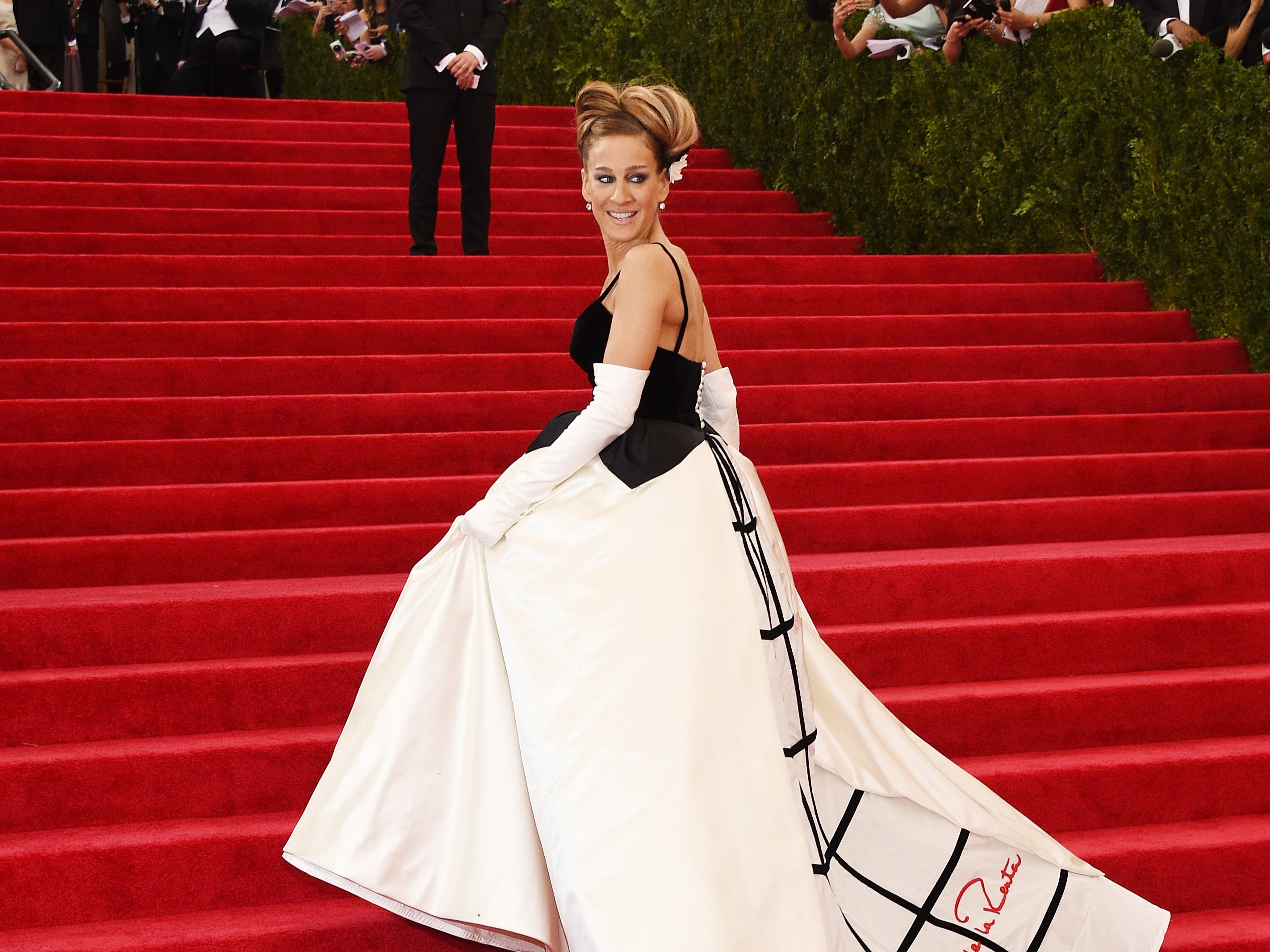 Sarah Jessica Parker's custom Oscar de la Renta gown from 2014 Met Gala goes up for auction - Vimarsana News