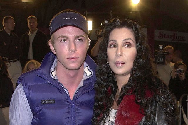 La actriz y cantante Cher (derecha) y su hijo Elijah Blue en 2001.