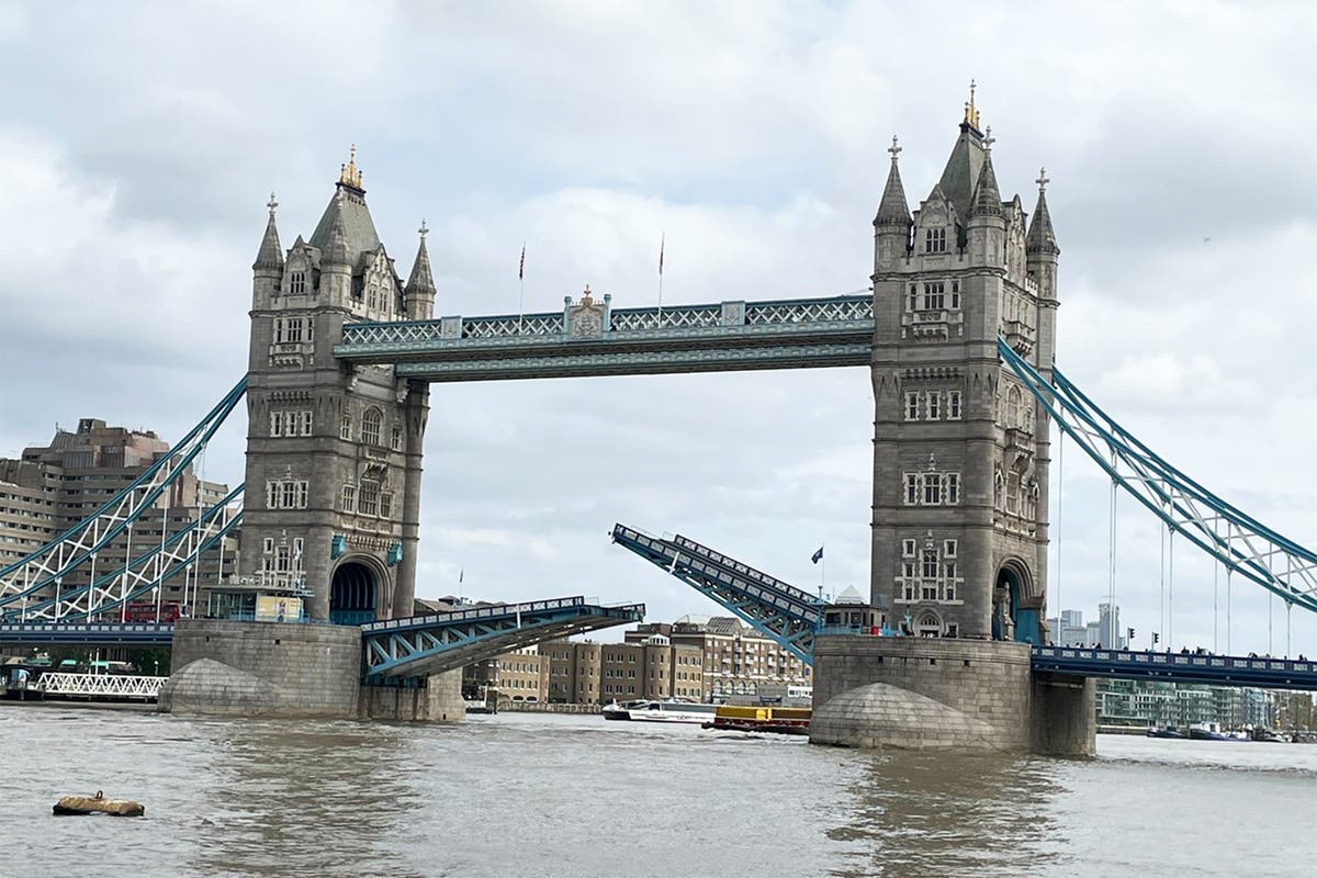 Travel chaos as London’s Tower Bridge ‘stuck open’ | The Independent