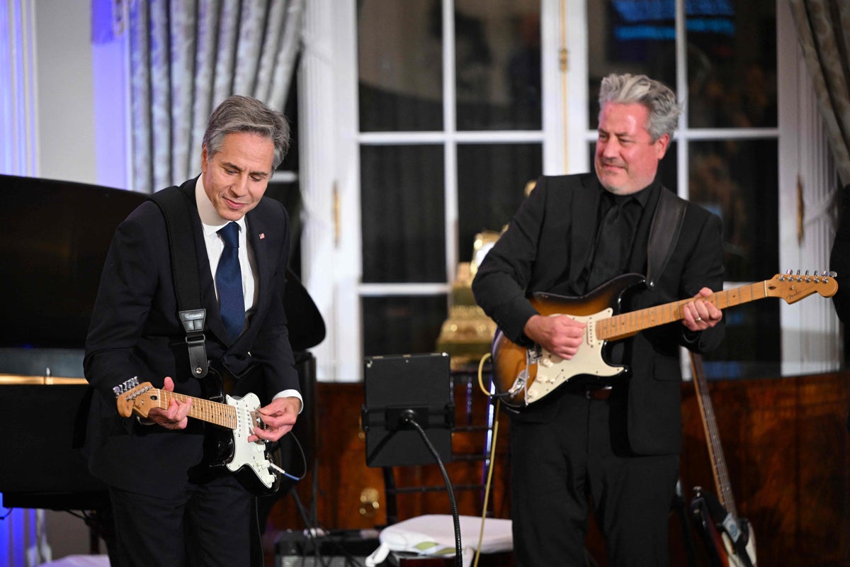Antony Blinken sings and plays electric guitar on Muddy Waters cover at State Department event