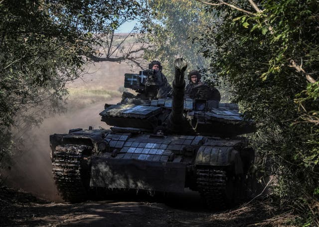 <p>Ukrainian servicemen ride a tank in Donetsk region, eastern Ukraine </p>