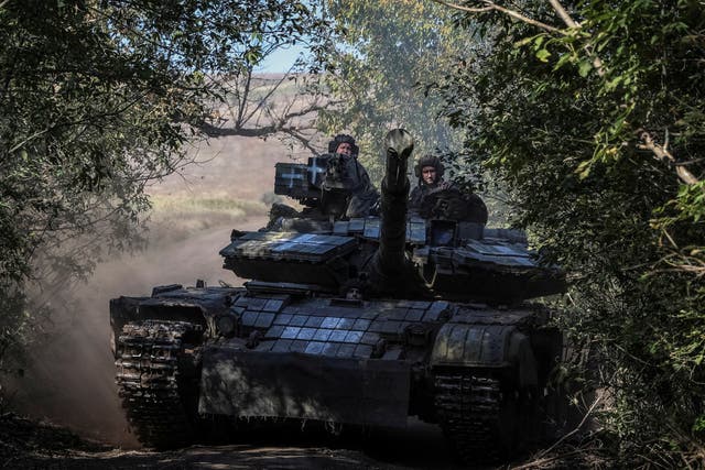 <p>Ukrainian servicemen ride a tank in Donetsk region, eastern Ukraine </p>