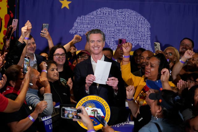 <p>California Gov. Gavin Newsom signs the fast food bill surrounded by fast food workers at the SEIU Local 721 in Los Angeles, on Thursday, Sept. 28, 2023. </p>