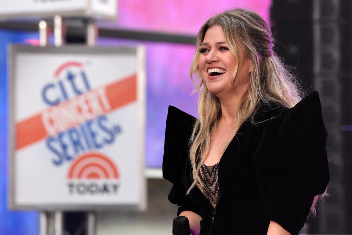 Kelly Clarkson has amusing response to wardrobe malfunction during her show 