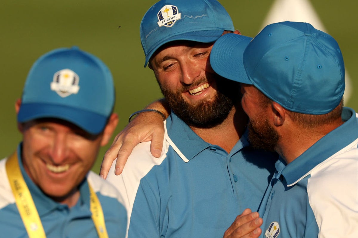 Photo of Europe storm into record-equalling five-point lead at Ryder Cup