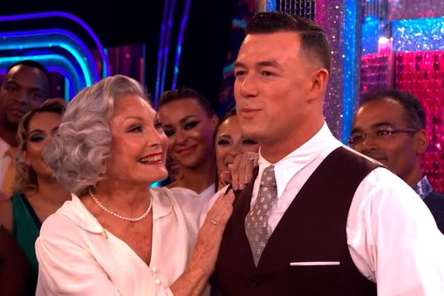<p>Strictly’s Angela Rippon shows ‘dance has no age limit’ as she wows judges with ‘tremendous’ performance.</p>