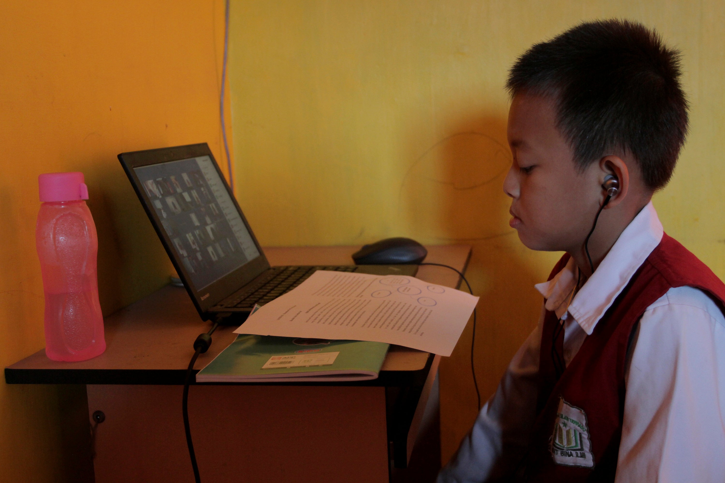 A student studies at his house in Palembang, South Sumatra, Indonesia, Monday, 2 October 2023. Officials on Indonesia’s Sumatra island on Monday asked residents to work from home as more than 300 forest and peatland fires were causing widespread haze in the region.
