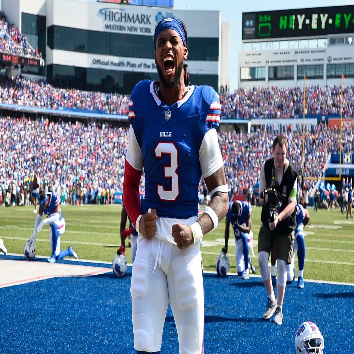 Buffalo Bills Fans Pay Tribute to Damar Hamlin in Western New York