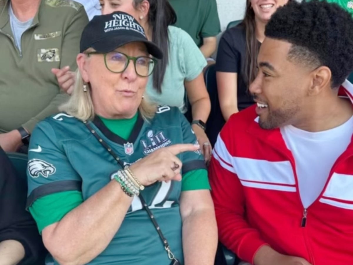 Donna Kelce sits next to another famous face to watch Eagles play  Commanders