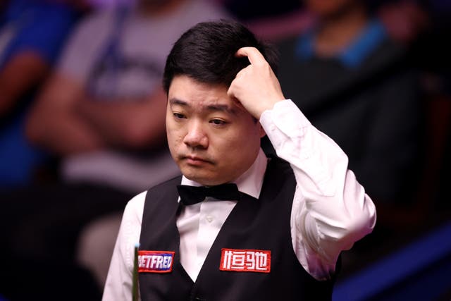 <p>Ding Junhui had to go out and buy a new pair of black trousers </p>
