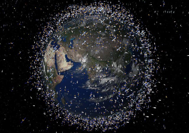 Esta imagen generada por computadora publicada por la Agencia Espacial Europea (ESA) el 15 de abril de 2008 muestra objetos rastreables en órbita terrestre baja (LOE) alrededor de la Tierra.
