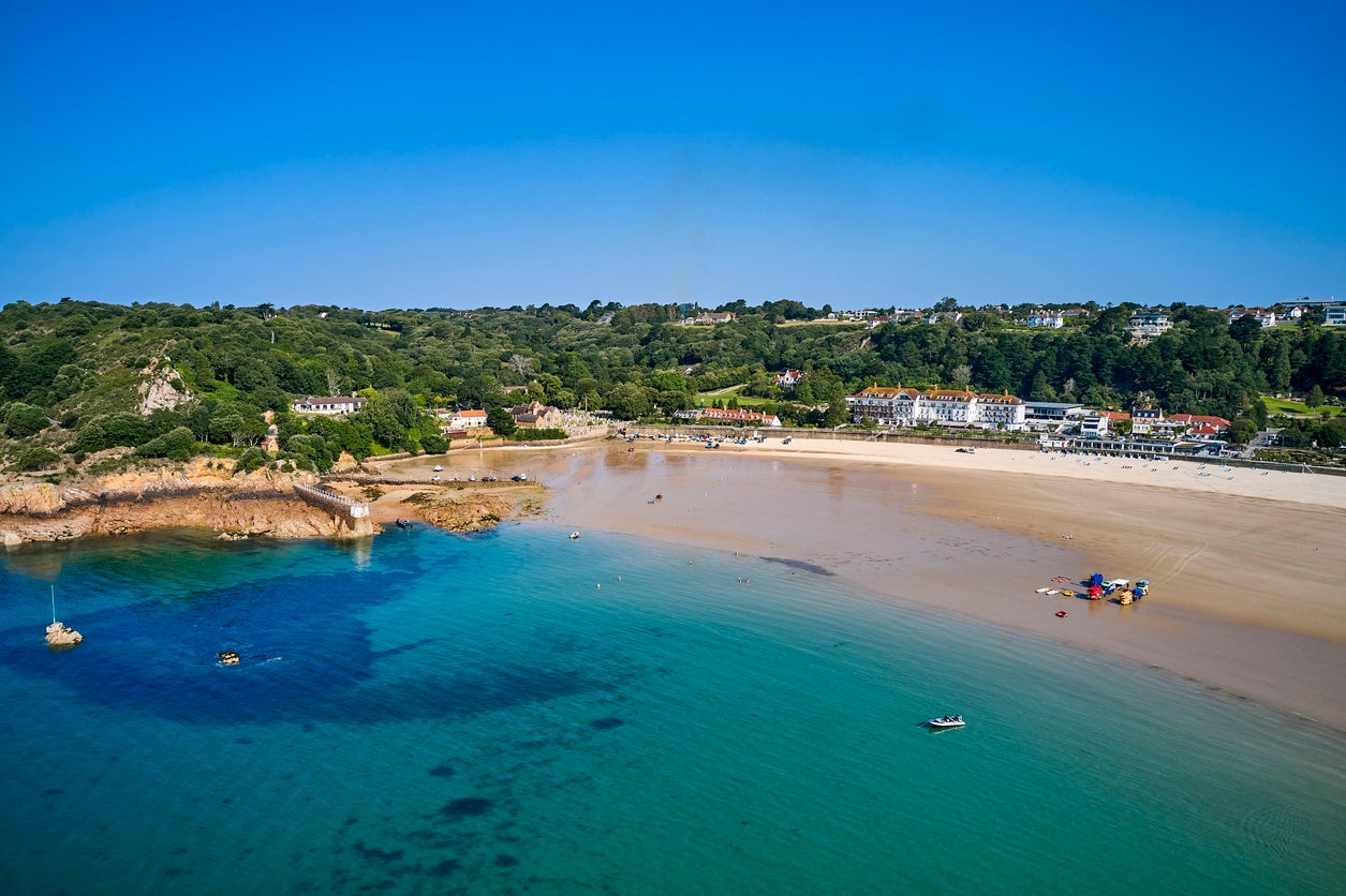 Autumn can still see sunny skies and warm waters at St Brelade’s