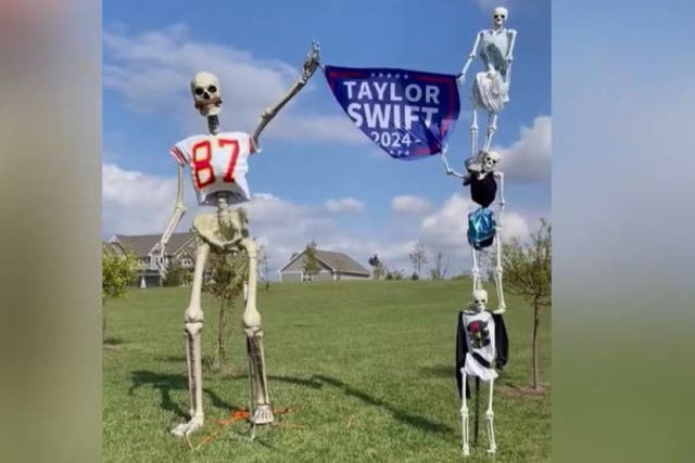<p>12-foot Taylor Swift and Travis Kelce skeletons built for Halloween.</p>
