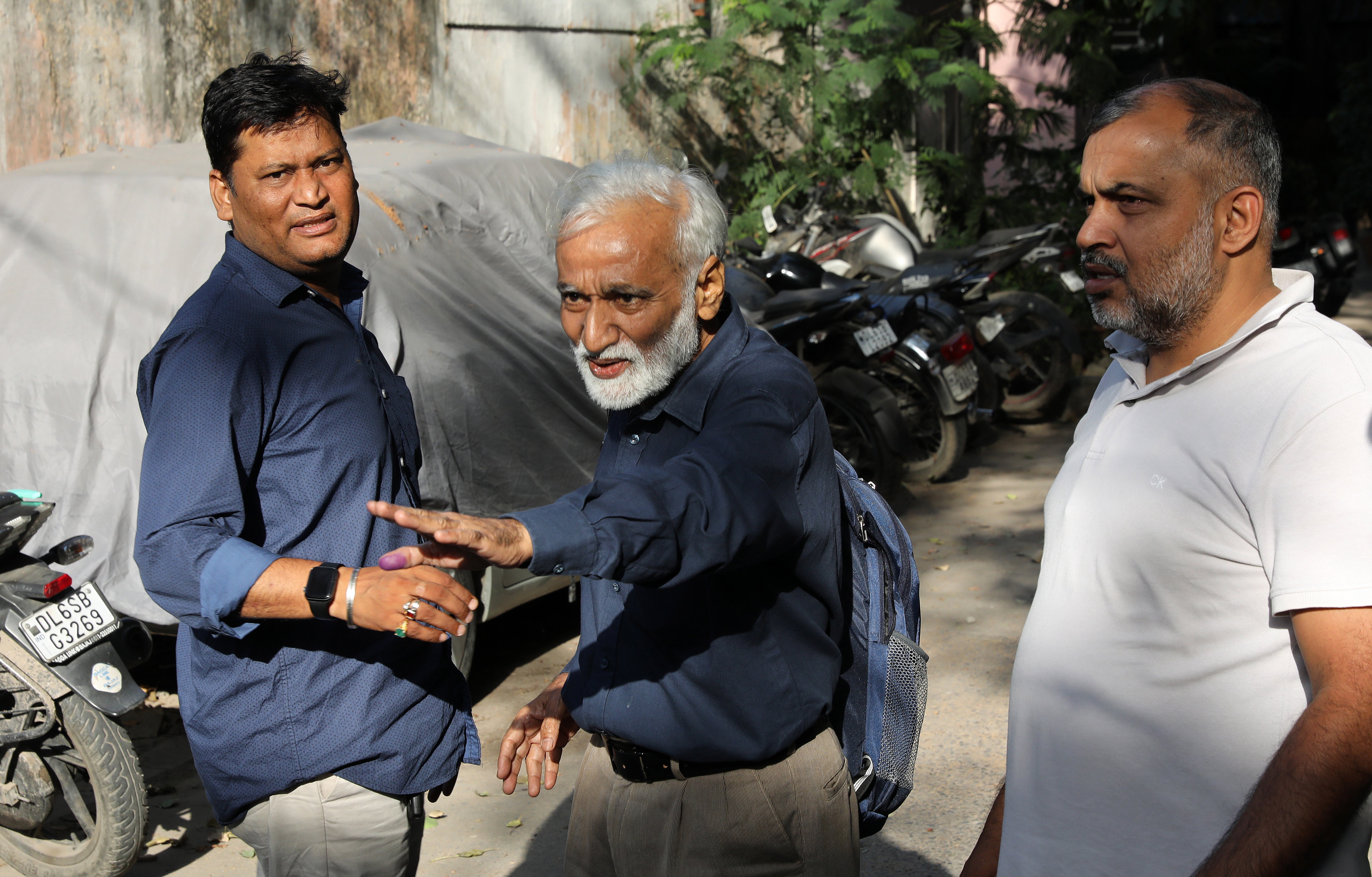 Journalist Urmilesh (centre), associated with NewsClick, gestures as he leaves the special cell police office in Lodhi Colony, New Delhi, on Tuesday (3 October)