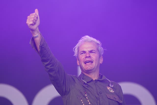 <p>Joseph Washbourn of Toploader</p>