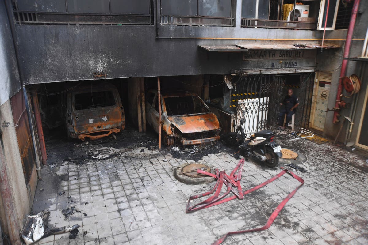 Fire sweeps through a 6-story residential building in Mumbai, killing 6 ...