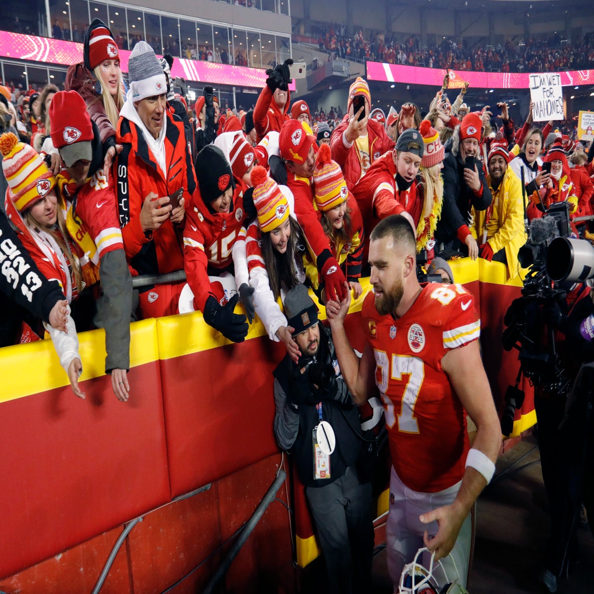 Taylor Swift shows up to second straight Chiefs game