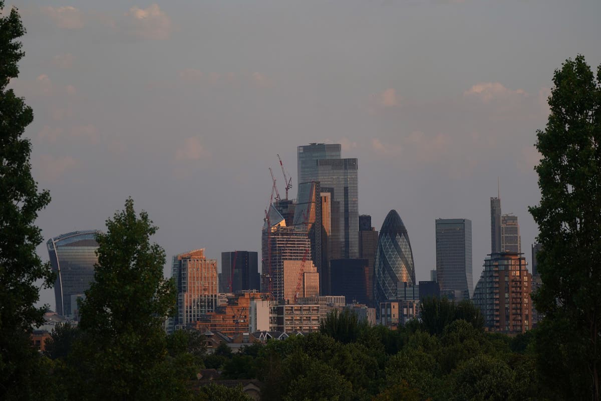 FTSE finishes week 114 points lower despite two days of rises