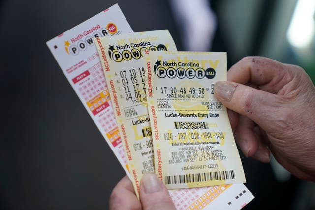<p>Powerball lottery ackpot rises to $1.55 billion </p>