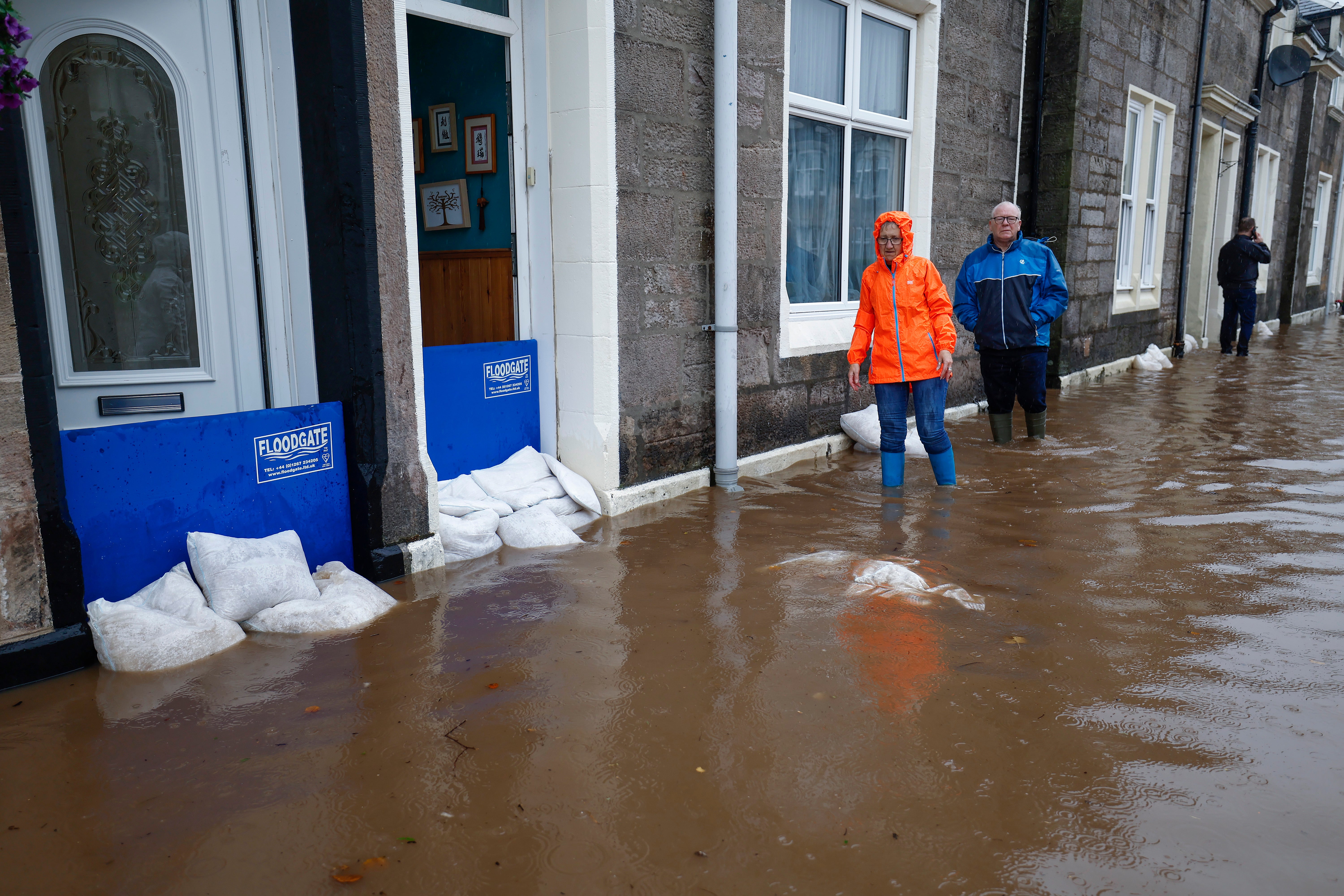 pMembers of the public struggle with flooding as torrential rain continues in Dumbarton/p
