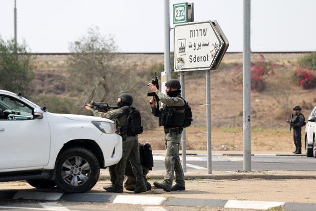 <p>Israeli security forces man a checkpoint near the southern city of Sderot</p>