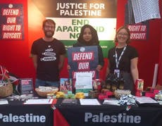Labour calls for police to investigate UK Hamas supporters – as own MP poses with Palestinian activists